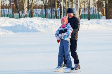 Baba ve kızı buz pateni