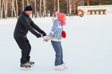 Baba ve kızı buz pateni