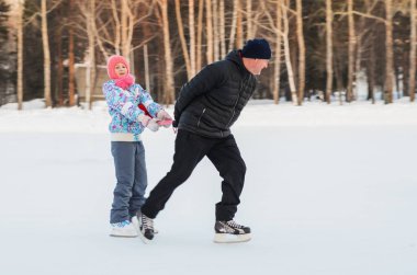 Baba ve kızı buz pateni