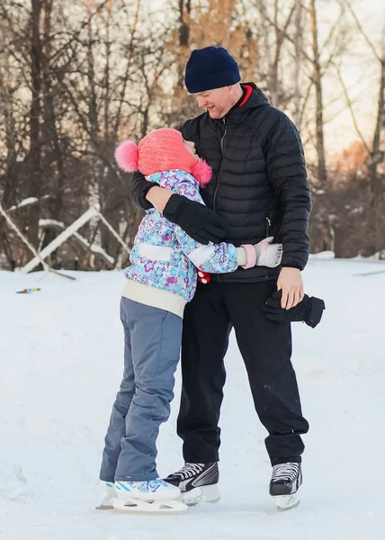 Vader en dochter schaatsen — Stockfoto