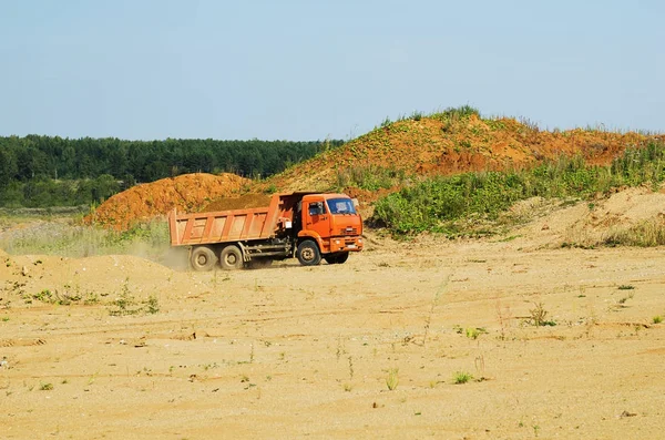 "Kamaz"は金の採掘のためサイトに土を運搬車 — ストック写真