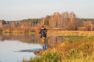 kadın bir balık iplik üzerinde yakalar.
