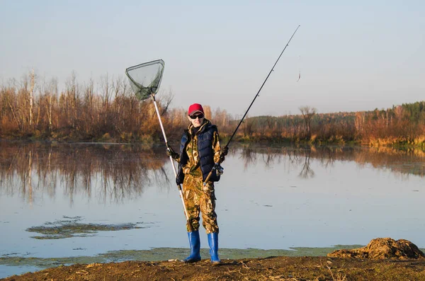 Pescadora con caña de hilar — Foto de Stock