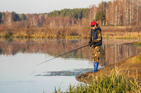 Frau fängt beim Spinnen einen Fisch — Stockfoto