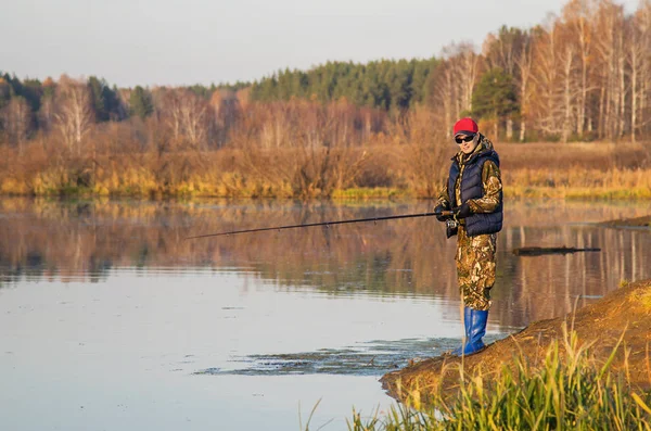 Frau fängt beim Spinnen einen Fisch — Stockfoto