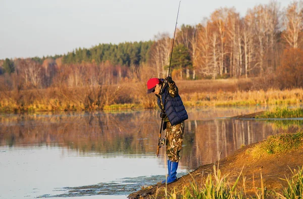 Frau fängt beim Spinnen einen Fisch — Stockfoto