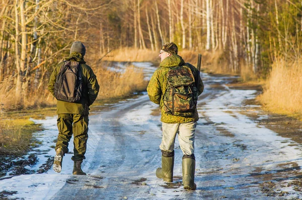 Två jägare i skogen under senhösten — Stockfoto