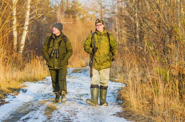 Twee jagers in het bos in de late herfst — Stockfoto