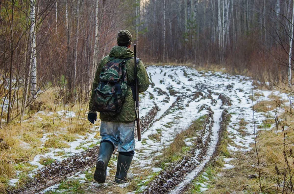 Hunter spacerem wzdłuż dróg leśnych — Zdjęcie stockowe