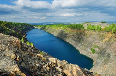 Dinas terk edilmiş bir taş ocağı su