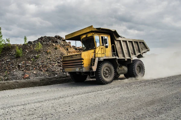 Belaz vrachtwagen vervoert erts op een onverharde weg — Stockfoto