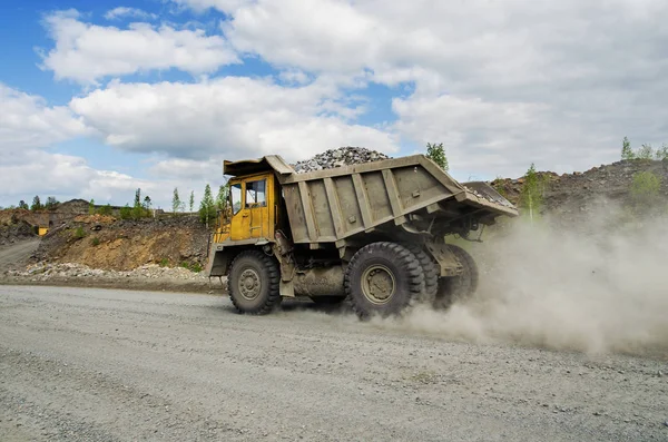 Belaz vrachtwagen vervoert erts op een onverharde weg — Stockfoto