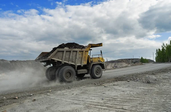 Belaz vrachtwagen vervoert erts op een onverharde weg — Stockfoto