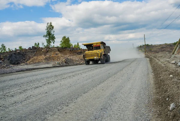 Belaz vrachtwagen vervoert erts op een onverharde weg — Stockfoto
