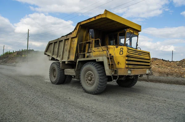 Belaz vrachtwagen vervoert erts ontgonnen in de steengroeve — Stockfoto