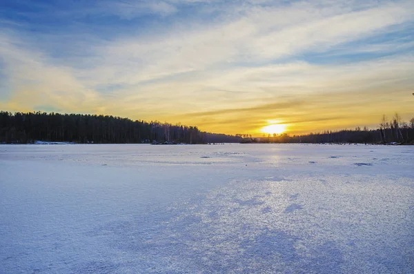 Frusen sjö i solnedgången — Stockfoto