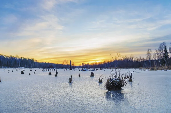 Lago congelado al atardecer — Foto de Stock