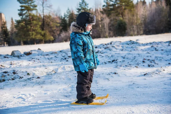 Liten pojke skidåkning — Stockfoto