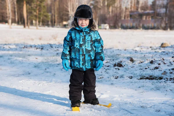 Malý chlapec, lyžování — Stock fotografie