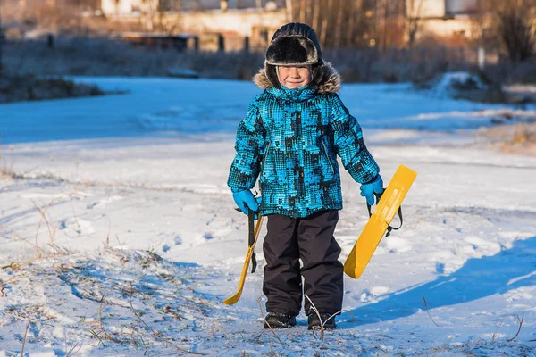 Chlapec na lyžích — Stock fotografie