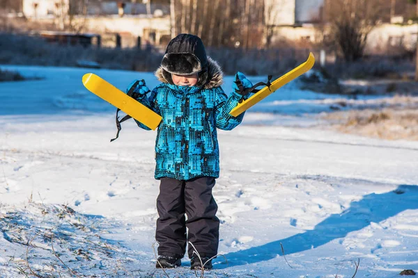 Pojke på skidresa — Stockfoto