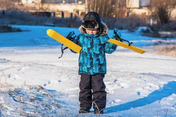 Chlapec na lyžích — Stock fotografie