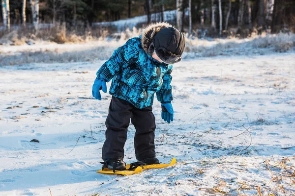 Garçon apprend à skier — Photo