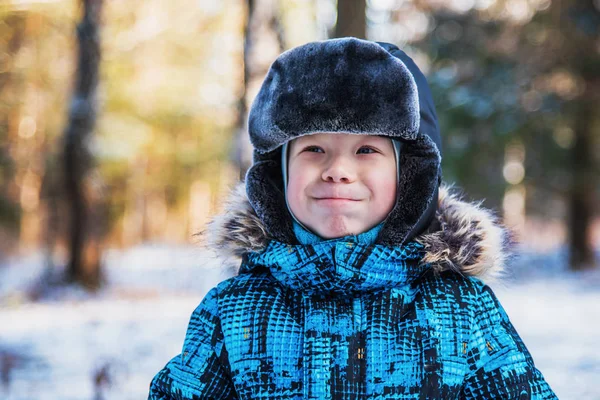 Portrét chlapce na zimní procházce — Stock fotografie