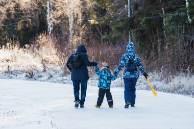 İki genç kadın ve bir çocuk yürüyüşe çıktılar.