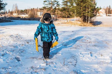 Kayak gezisindeki çocuk.