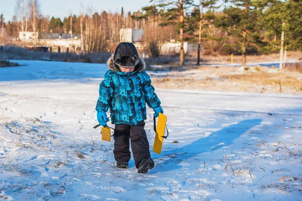 Jongen op skitocht — Stockfoto