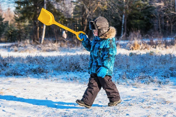 Kleine jongen op winterwandeling — Stockfoto