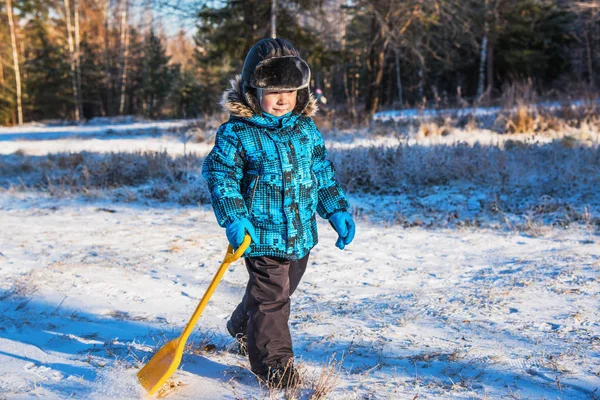 Kleine jongen op winterwandeling — Stockfoto