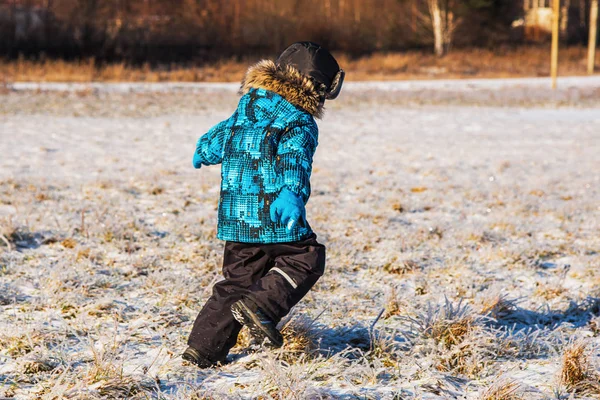 Rennende jongen op een wandeling — Stockfoto