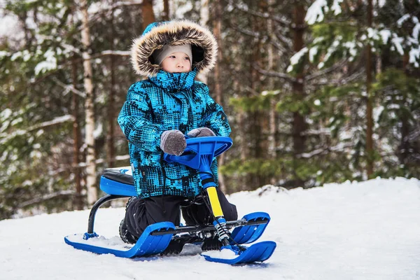 Kar motosikletli küçük çocuk. — Stok fotoğraf