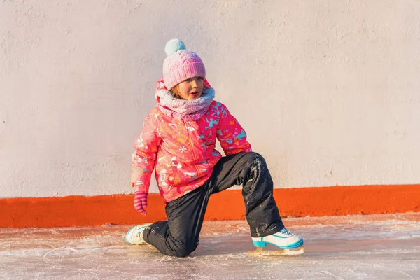 Girl on skates — Stock Photo, Image