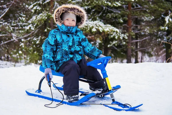 Çocuk kar motosikleti sürüyor. — Stok fotoğraf