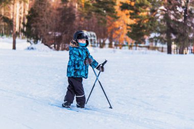 Kayak gezisindeki çocuk.