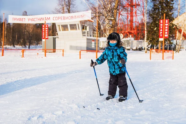 Pojke åker skidor på startfältet — Stockfoto