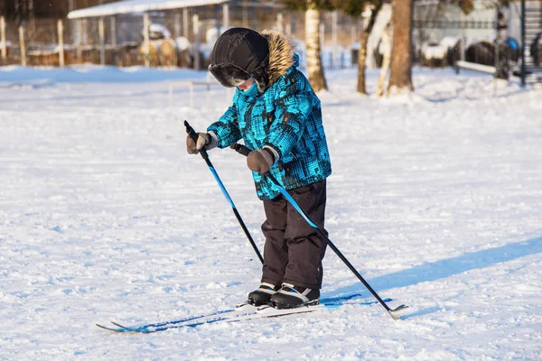 Jongen gaat skiën op het startveld — Stockfoto