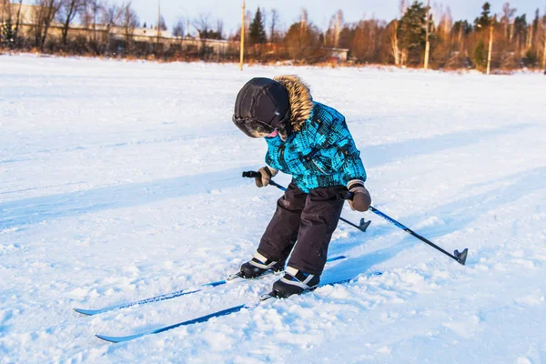 Хлопчик катається на лижах у лісі — стокове фото