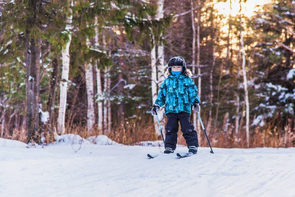 男孩在树林里滑雪 — 图库照片