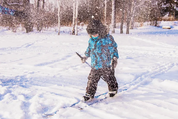 孩子在暴风雪中去滑雪 — 图库照片