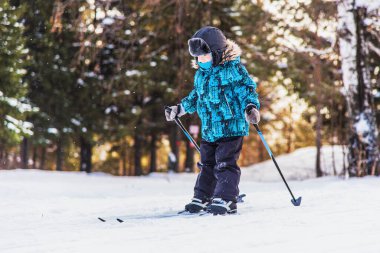 Kayak gezisindeki mutlu çocuk.