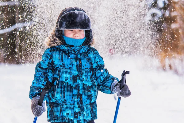 Мальчик на зимней лыжной прогулке — стоковое фото