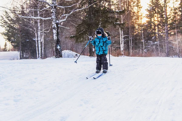 Счастливого маленького мальчика в лыжной поездке — стоковое фото