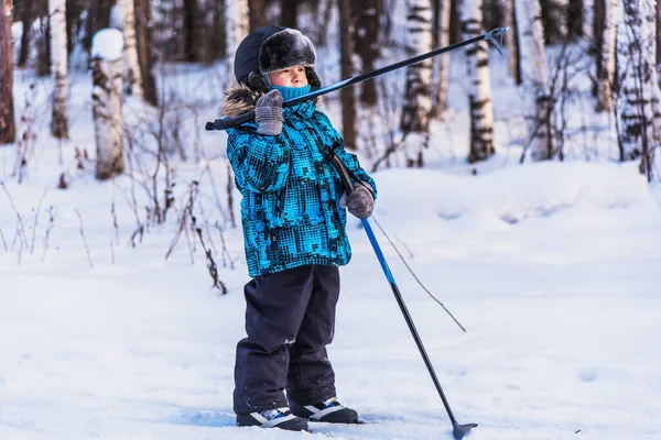 Glad pojke på skidresa — Stockfoto