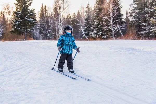 Счастливого маленького мальчика в лыжной поездке — стоковое фото