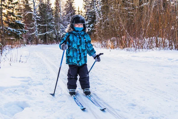 Joyeux petit garçon en voyage de ski — Photo