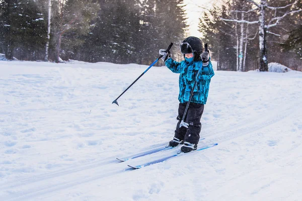 在滑雪旅行中快乐的小男孩 — 图库照片